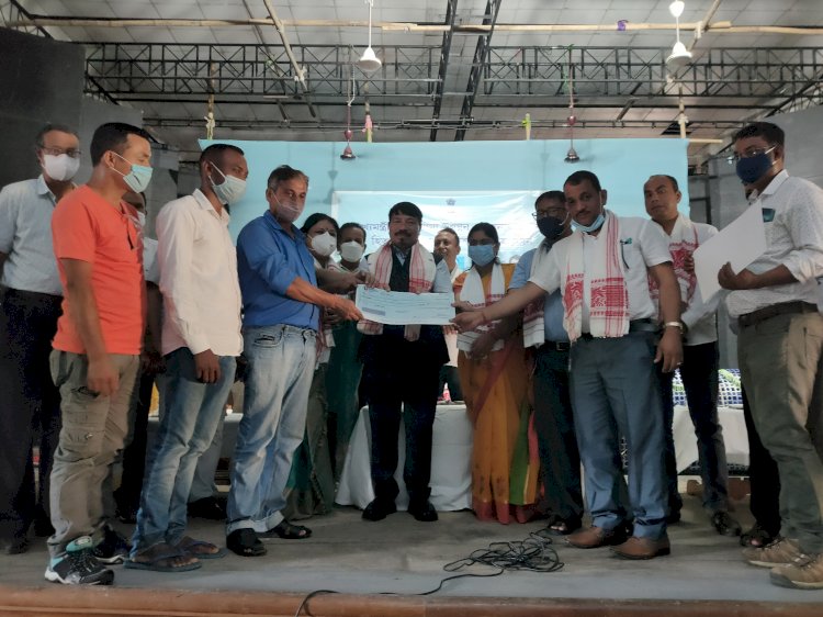 বোকাখাতত মুখ্যমন্ত্রী সমগ্র গ্রাম্য উন্নয়ন যোজনাৰ অধীনত হিতাধিকাৰীৰ মাজত চেক প্ৰদান  :