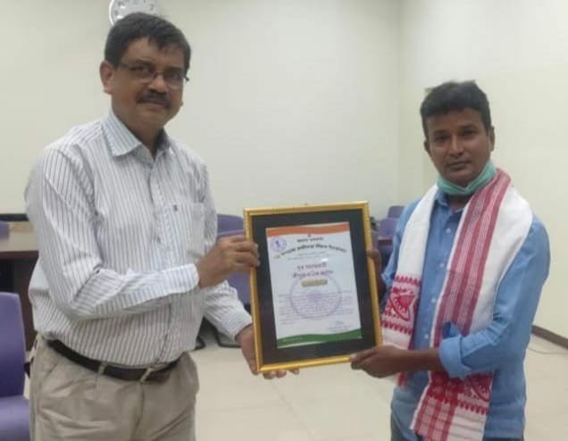 যোৰহাট প্ৰশাসন তৰফৰ পৰা প্ৰকৃতি প্ৰেমী, সামাজিক সাংস্কৃতিক কৰ্মী সমীৰ ৰয়লৈ সন্মান জনাইছে |