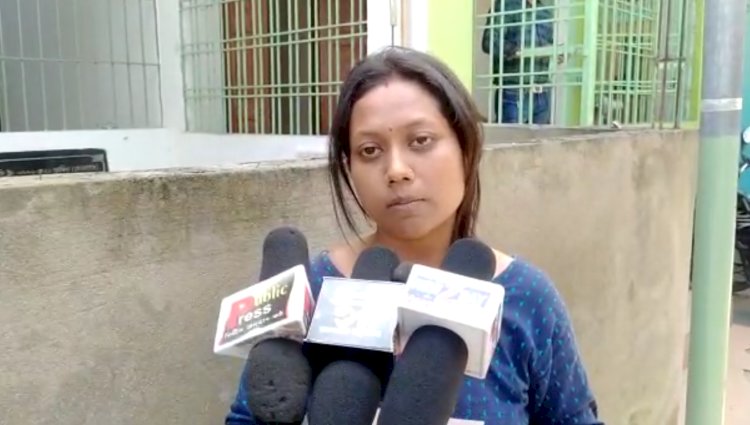 স্বামীৰ দ্বাৰা পাশৱিক নিৰ্যাতনৰ বলি হৈ ন্যায় বিচাৰি আৰক্ষীৰ দুৱাৰে দুৱাৰে ঘূৰি ফুৰিছে এগৰাকী বোৱাৰী। আৰক্ষীৰ ভুমিকা নীৰৱ ।