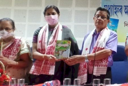 যোৰহাটত বিশিষ্ট লেখিকা উৎপলা বৰুৱাৰ দুখন গ্ৰন্থ উন্মোচন |