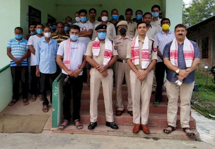 গোলাঘাট জিলাৰ হাতী মানুহৰ সংঘাত এলেকা জামুগুৰিত আৰণ্যকৰ সজাগতা সভা : গাওঁৰক্ষী বাহিনীৰ মাজত টৰ্চ লাইট আৰু মাক্স বিতৰণ  :