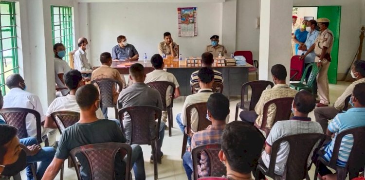 গোলাঘাট জিলাৰ হাতী মানুহৰ সংঘাত এলেকা জামুগুৰিত আৰণ্যকৰ সজাগতা সভা : গাওঁৰক্ষী বাহিনীৰ মাজত টৰ্চ লাইট আৰু মাক্স বিতৰণ  :