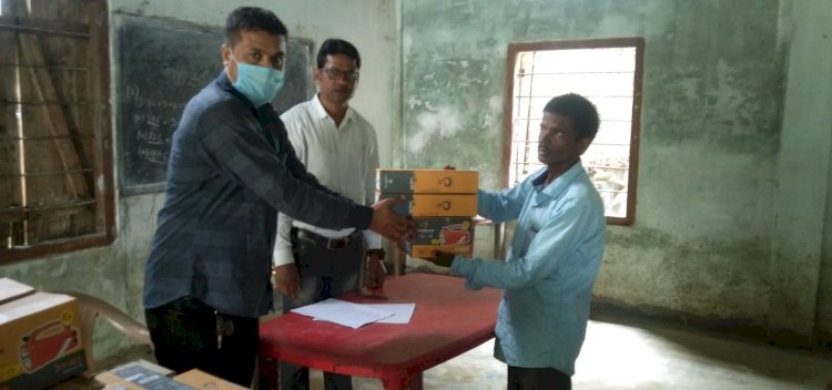 হাতী মানুহৰ সংঘাতৰ পটভুমিত গাওঁৰক্ষী বাহিনীৰ মাজত আৰণ্যকৰ টৰ্চ লাইট বিতৰণ  :