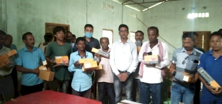 হাতী মানুহৰ সংঘাতৰ পটভুমিত গাওঁৰক্ষী বাহিনীৰ মাজত আৰণ্যকৰ টৰ্চ লাইট বিতৰণ  :