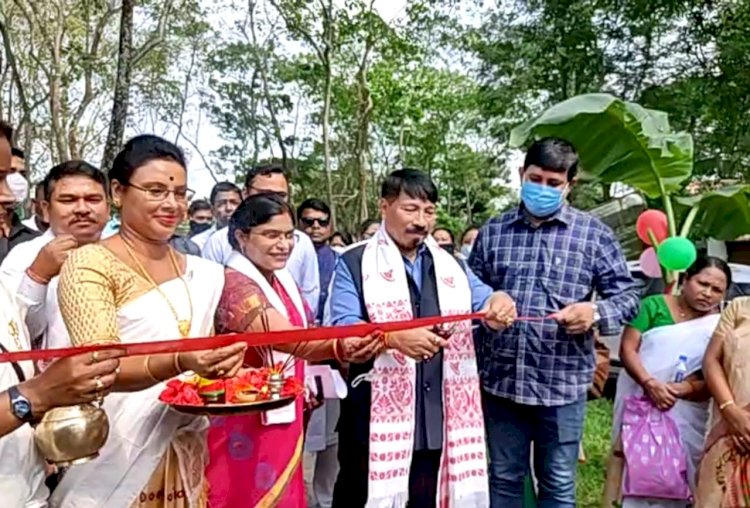 বোকাখাতত একাধিক ৰাষ্ট্ৰীয় আঁচনিৰ শুভাৰম্ভ মন্ত্ৰী অতুল বৰাৰ  :  টেবলেট বিতৰণ  :