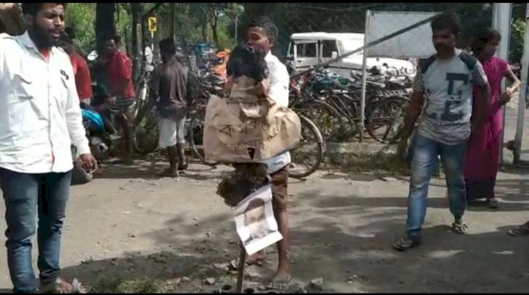 বোকাখাতৰ মেথনি চাহ বাগিচাত উতপ্ত পৰিস্থিতি  : শ্ৰমিকৰ মজুৰিৰ দাবীত উত্তাল প্ৰতিবাদ  : প্ৰতিকৃৰ্তি দাহ  :