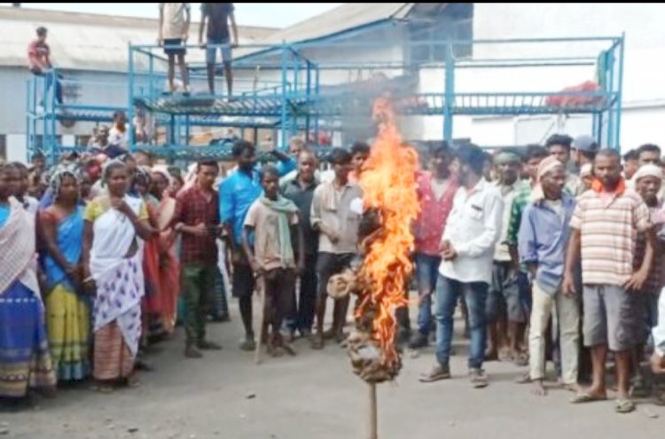 বোকাখাতৰ মেথনি চাহ বাগিচাত উতপ্ত পৰিস্থিতি  : শ্ৰমিকৰ মজুৰিৰ দাবীত উত্তাল প্ৰতিবাদ  : প্ৰতিকৃৰ্তি দাহ  :