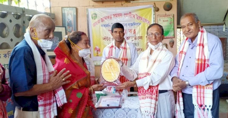 বিশিষ্ট সাহিত্যিক নলিনী বালা হাজৰিকা আৰু লেখিকা ফুনু গোস্বামীলৈ সাহিত্য ৰত্ন বঁটা |