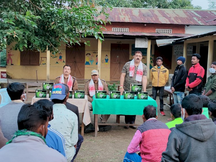 বোকাখাত মহকুমাৰ গেলেকা বালিজান আৰু লখৌজানৰ খেতিয়কৰ মাজত আৰণ্যকৰ চাৰ্জ লাইট বিতৰণ  :