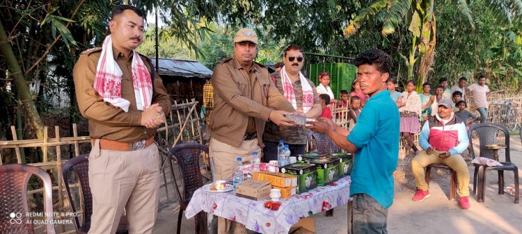 বোকাখাত মহকুমাৰ গেলেকা বালিজান আৰু লখৌজানৰ খেতিয়কৰ মাজত আৰণ্যকৰ চাৰ্জ লাইট বিতৰণ  :