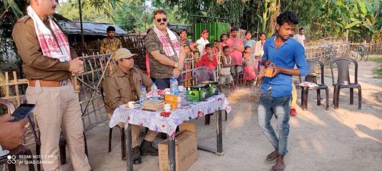 বোকাখাত মহকুমাৰ গেলেকা বালিজান আৰু লখৌজানৰ খেতিয়কৰ মাজত আৰণ্যকৰ চাৰ্জ লাইট বিতৰণ  :