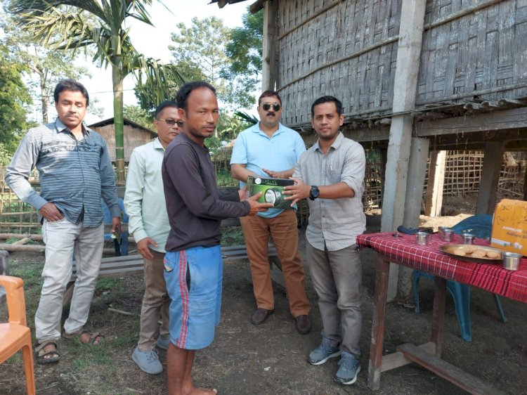 কাজিৰঙা ৰাষ্ট্ৰীয় উদ্যানৰ কাষৰীয় ধানবাৰী চাৰ' গাওঁত কৃষকৰ মাজত আৰণ্যকৰ লাইট বিতৰণ  :