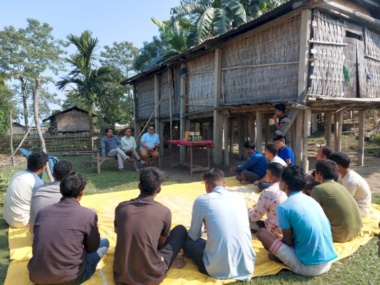 কাজিৰঙা ৰাষ্ট্ৰীয় উদ্যানৰ কাষৰীয় ধানবাৰী চাৰ' গাওঁত কৃষকৰ মাজত আৰণ্যকৰ লাইট বিতৰণ  :