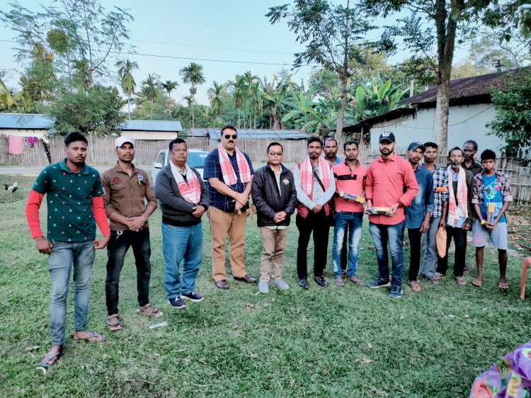 আৰণ্যকৰ উদ্যোগত কাৰ্বি আংলং জিলাৰ সীমান্তৱৰ্তী কাকচাংত কৃষকৰ মাজত টৰ্চ লাইট বিতৰণ :