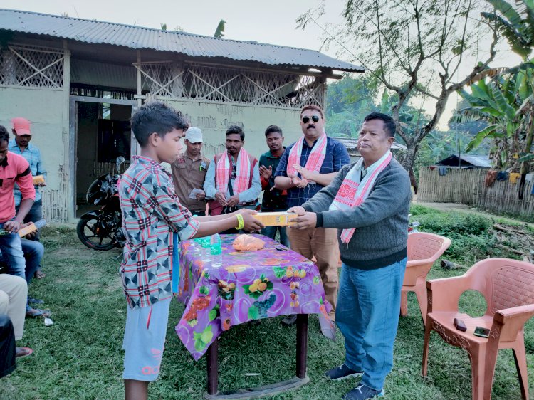 আৰণ্যকৰ উদ্যোগত কাৰ্বি আংলং জিলাৰ সীমান্তৱৰ্তী কাকচাংত কৃষকৰ মাজত টৰ্চ লাইট বিতৰণ :