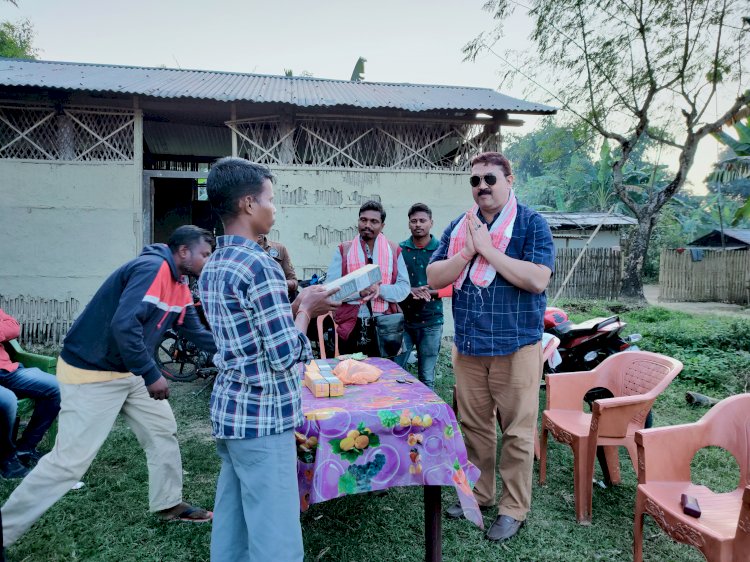 আৰণ্যকৰ উদ্যোগত কাৰ্বি আংলং জিলাৰ সীমান্তৱৰ্তী কাকচাংত কৃষকৰ মাজত টৰ্চ লাইট বিতৰণ :