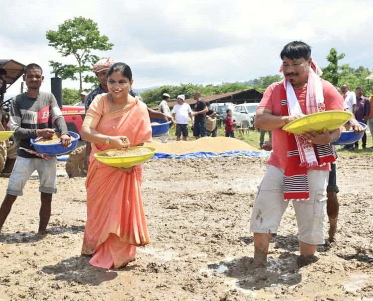 বোকাখাতৰ পানবাৰীত বানাক্ৰান্ত কৃষকৰ সাহাৰ্যাৰ্থে নিজেই ট্ৰেক্টৰ চলাই কঠিয়া সিঁচে কৃষিমন্ত্ৰী অতুল বৰাই  :