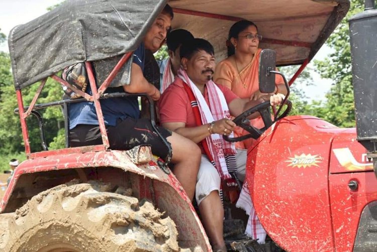 বোকাখাতৰ পানবাৰীত বানাক্ৰান্ত কৃষকৰ সাহাৰ্যাৰ্থে নিজেই ট্ৰেক্টৰ চলাই কঠিয়া সিঁচে কৃষিমন্ত্ৰী অতুল বৰাই  :