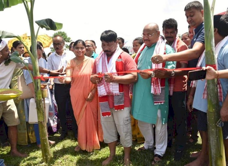 বোকাখাতৰ পানবাৰীত বানাক্ৰান্ত কৃষকৰ সাহাৰ্যাৰ্থে নিজেই ট্ৰেক্টৰ চলাই কঠিয়া সিঁচে কৃষিমন্ত্ৰী অতুল বৰাই  :