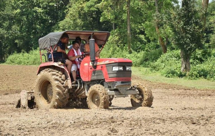 বোকাখাতৰ পানবাৰীত বানাক্ৰান্ত কৃষকৰ সাহাৰ্যাৰ্থে নিজেই ট্ৰেক্টৰ চলাই কঠিয়া সিঁচে কৃষিমন্ত্ৰী অতুল বৰাই  :