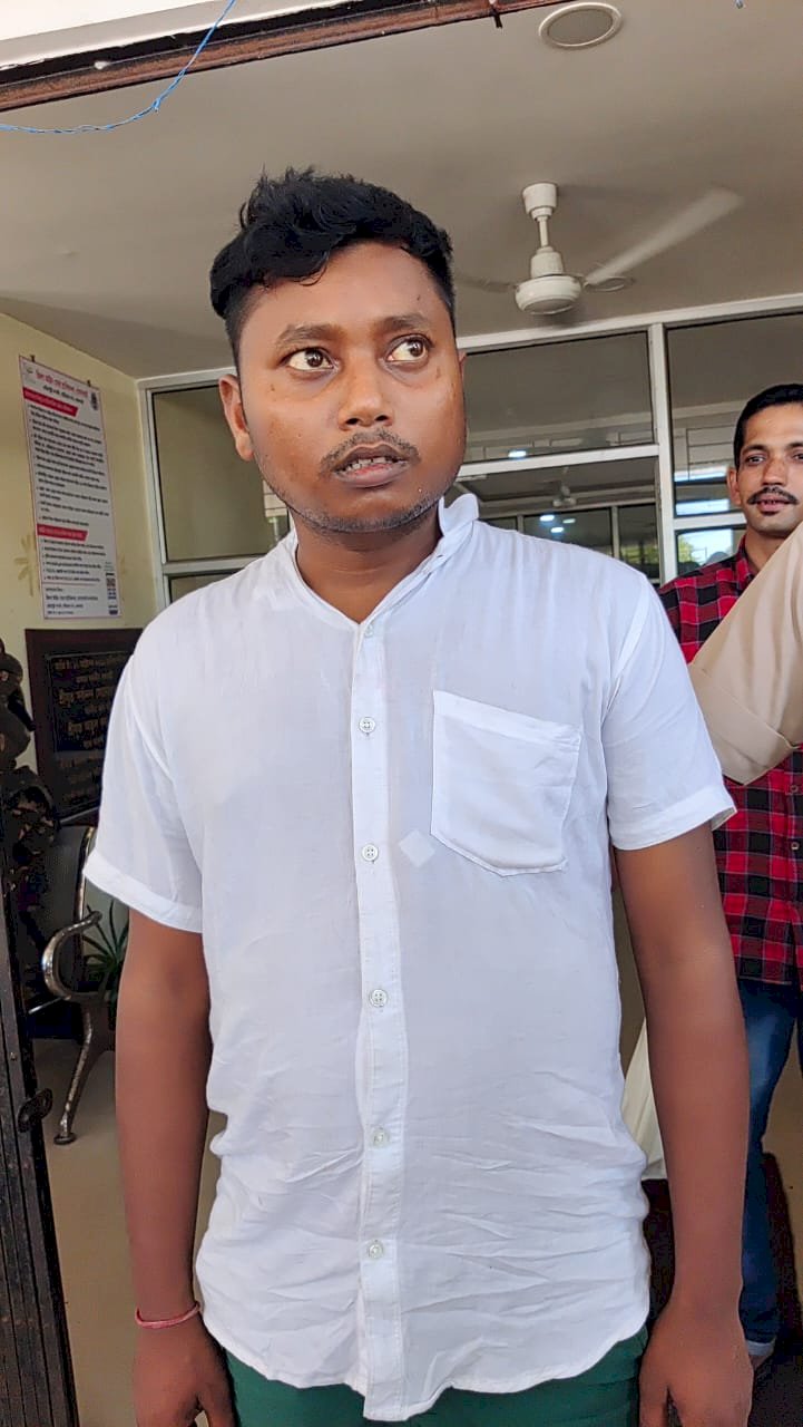 আৰক্ষী বিষয়াৰ ৰূপত মানুহক প্ৰৱঞ্চনা কৰা পিংকু দাস বোকাখাত আৰক্ষীৰ জালত : ধৃত প্ৰৱঞ্চকৰ পৰা উদ্ধাৰ আপত্তিজনক সামগ্ৰী  :