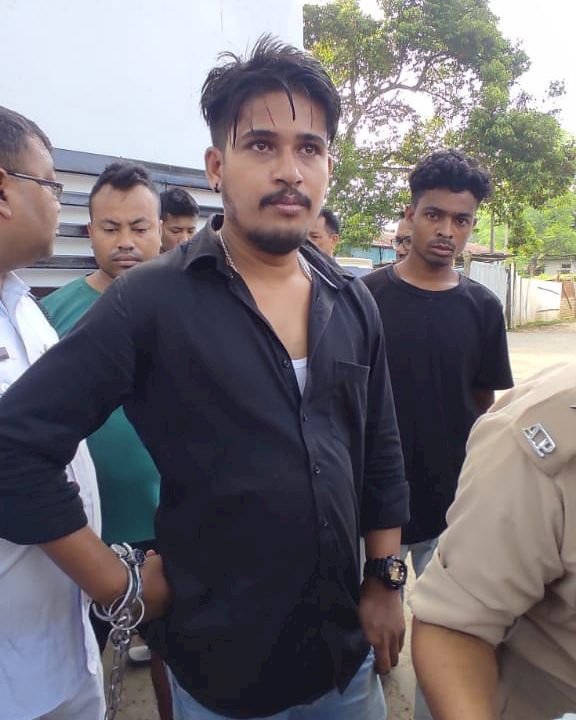 বোকাখাতত ড্ৰাগচসহ এজন যুৱকক আটক : উদ্ধাৰ কন্টেইনাৰ সহ ১৩ গ্ৰাম হেৰ'ইন  :