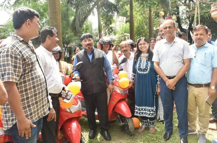 বোকাখাতত সখী এক্সপ্ৰেচৰ বিশেষ অনুষ্ঠান  : সখী কৰ্মীৰ মাজত ৩৬ খন স্কুটি বিতৰণ মন্ত্ৰী অতুল বৰাৰ  :