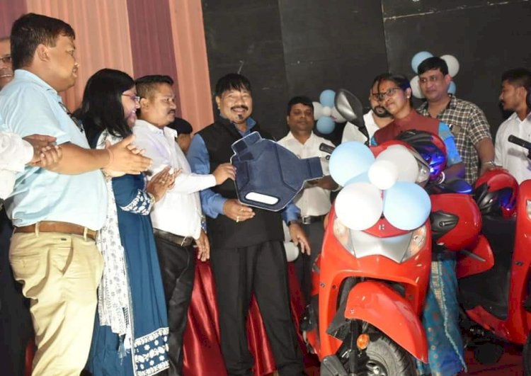 বোকাখাতত সখী এক্সপ্ৰেচৰ বিশেষ অনুষ্ঠান  : সখী কৰ্মীৰ মাজত ৩৬ খন স্কুটি বিতৰণ মন্ত্ৰী অতুল বৰাৰ  :