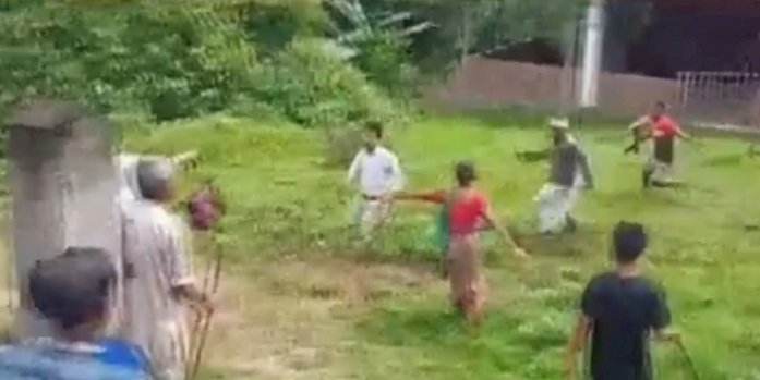 এটা সামুহিক গৃহক কেন্দ্ৰ কৰি বোকাখাতৰ ভকত চাপৰিত উতপ্ত পৰিস্থিতি  : দুটা ফৈদৰ মাজত মাৰপিট:  ঘটনাত মহকুমা দণ্ডাধীশো আহত  :