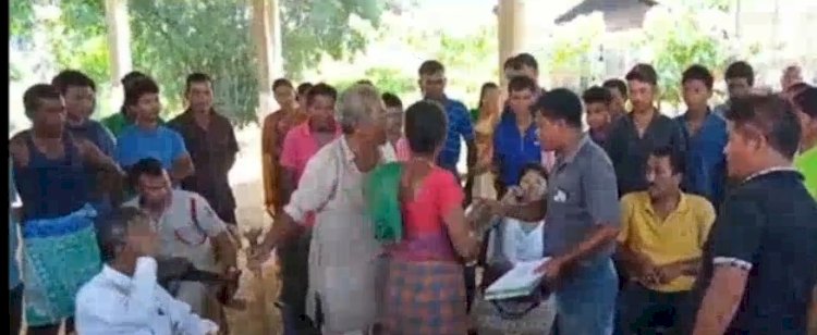 এটা সামুহিক গৃহক কেন্দ্ৰ কৰি বোকাখাতৰ ভকত চাপৰিত উতপ্ত পৰিস্থিতি  : দুটা ফৈদৰ মাজত মাৰপিট:  ঘটনাত মহকুমা দণ্ডাধীশো আহত  :