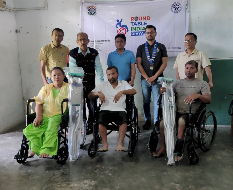 বোকাখাতৰ উজনি অসম বিকলাংগ কেন্দ্ৰলৈ ৰাউণ্ড টেবুল ইণ্ডিয়াৰ হুইল চেয়াৰ প্ৰদান  :