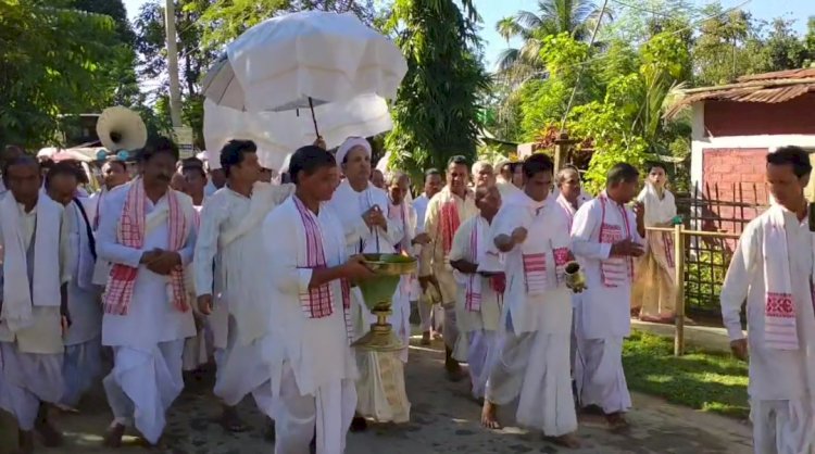 বোকাখাতৰ বগলীটিকা নামঘৰৰ সোণালী জয়ন্তী : অনুষ্ঠানত ড° পীতাম্বৰ দেৱ গোস্বামী : দুৰ্গাপূজা মাজুলীয়ে স্বীকাৰ নকৰে বুলি মন্তব্য সত্ৰাধিকাৰ জনৰ  :