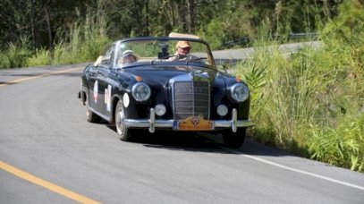 ৮০ দশকৰো আগৰ পুৰনি গাড়ীৰে তিনিখন ৰাষ্ট্ৰৰ ৩২৪৪ কিলোমিটাৰ পথ অতিক্ৰমৰ পৰিকল্পনা : কাজিৰঙাত  ইষ্ট হিমালয়ান ভিন্টেজ কাৰ ৰেলীৰ দল  :