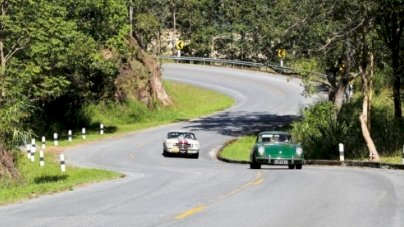 ৮০ দশকৰো আগৰ পুৰনি গাড়ীৰে তিনিখন ৰাষ্ট্ৰৰ ৩২৪৪ কিলোমিটাৰ পথ অতিক্ৰমৰ পৰিকল্পনা : কাজিৰঙাত  ইষ্ট হিমালয়ান ভিন্টেজ কাৰ ৰেলীৰ দল  :