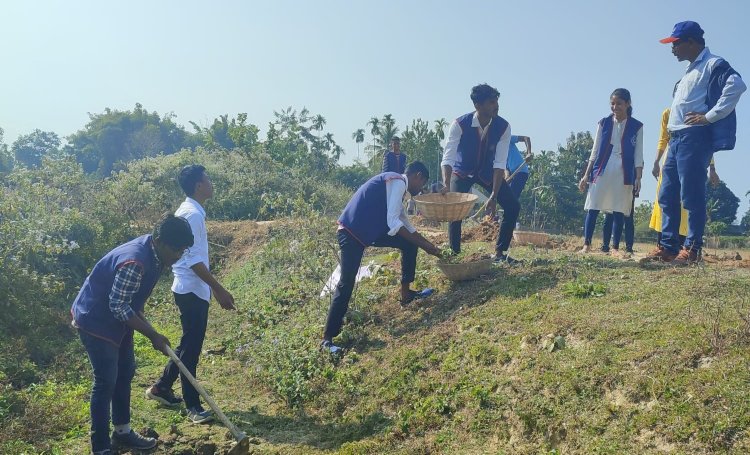 জে ডি এছ জি মহাবিদ্যালয়ৰ ৰাষ্ট্ৰীয় সেৱা যোজনাৰ বিশেষ শিৱিৰ  : বোকাখাতৰ কলাখোৱা গাওঁত ছাত্ৰ ছাত্ৰীৰ দ্বাৰা পথ মেৰামতি :