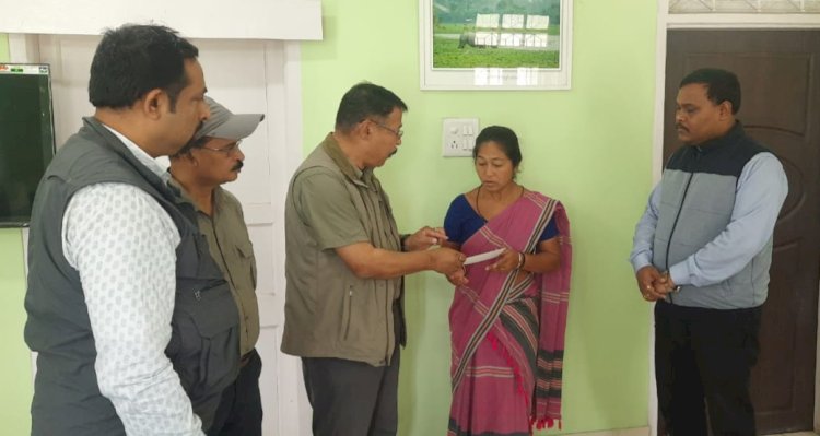 কৰ্মৰত অৱস্থাত নিহত হোৱা  কাজিৰঙাৰ ৰাষ্ট্ৰীয় উদ্যানৰ বনকৰ্মীৰ পৰিয়াললৈ বিশ্ব প্ৰকৃতি নিধিৰ এককালিন আৰ্থিক সাহাৰ্য  :