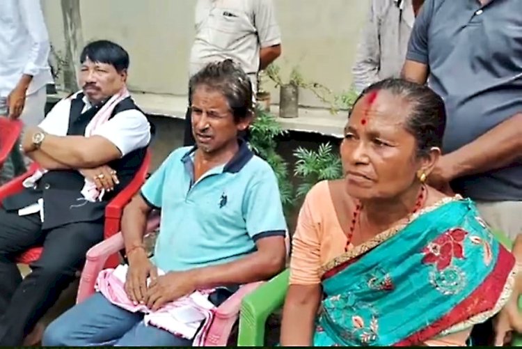 ভাৰতীয় মহিলা ক্ৰিকেট দলত স্থান লাভ কৰা বোকাখাতৰ উমা ছেত্ৰীৰ বাসগৃহত মন্ত্ৰী অতুল বৰা  : কান্ধুলিমাৰীৰ উমা ছেত্ৰীৰ বসগৃহলৈ যোৱা উপ পথ নিৰ্মানৰ নিৰ্দেশ  :