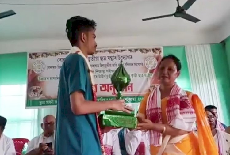 হাইস্কুল শিক্ষান্ত পৰীক্ষা আৰু উচ্চতৰ মাধ্যমিক চূড়ান্ত পৰীক্ষাত প্ৰথম বিভাগত উত্তীর্ণ হোৱা বোকাখাতৰ চুতীয়া জনগোষ্ঠীৰ ছাত্ৰ ছাত্ৰীক সম্বৰ্ধনা :