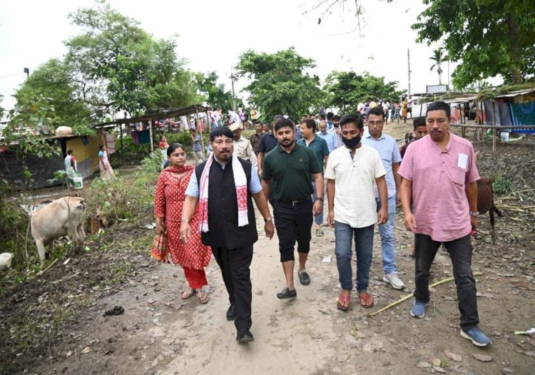 বোকাখাত মহকুমাৰ ৩১ খন গাওঁ প্লাবিত : ৯৫ হেক্টৰ কৃষি ভুমিৰ ক্ষতি : পৰিস্থিতি বুজ লবলৈ বানাক্ৰান্ত অঞ্চল পৰিদৰ্শন মন্ত্ৰী অতুল বৰাৰ :