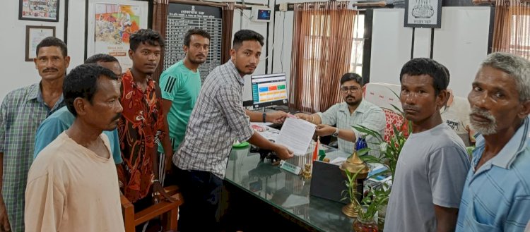 কৃষি মন্ত্ৰী অতুল বৰাৰ বোকাখাত সমষ্টিত বানপীড়িত কৃষকৰ গো-বাটত চাহ বাগান কৰ্তৃপক্ষৰ কাঁটা তাঁৰৰ বেৰা :  তীব্ৰ উত্তেজনা :  সমস্যা সমাধানৰ দাবীত জীপাল কৃষক শ্ৰমিক সংঘৰ স্মাৰক পত্ৰ প্ৰদান  :