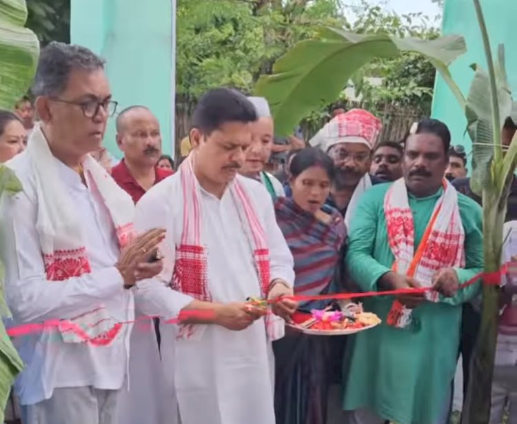 খিলঞ্জীয়া লোকক মাটিৰ পট্টা দিয়াৰ প্ৰতিশ্ৰুতিৰে শাসনলৈ অহা বিজেপি চৰকাৰে শাসনৰ বাঘজৰী লৈ গুৱাহাটীত মহিলাক উলংগ কৰি পত্নীৰ নামত শ শ বিঘা মাটি কিনিলে মুখ্যমন্ত্ৰীয়ে : বোকাখাতত প্ৰদেশ কংগ্ৰেছৰ সভাপতি ভূপেন বৰাৰ অভিযোগ  :