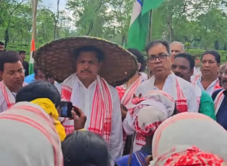 খিলঞ্জীয়া লোকক মাটিৰ পট্টা দিয়াৰ প্ৰতিশ্ৰুতিৰে শাসনলৈ অহা বিজেপি চৰকাৰে শাসনৰ বাঘজৰী লৈ গুৱাহাটীত মহিলাক উলংগ কৰি পত্নীৰ নামত শ শ বিঘা মাটি কিনিলে মুখ্যমন্ত্ৰীয়ে : বোকাখাতত প্ৰদেশ কংগ্ৰেছৰ সভাপতি ভূপেন বৰাৰ অভিযোগ  :