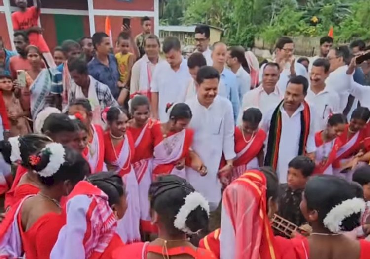 খিলঞ্জীয়া লোকক মাটিৰ পট্টা দিয়াৰ প্ৰতিশ্ৰুতিৰে শাসনলৈ অহা বিজেপি চৰকাৰে শাসনৰ বাঘজৰী লৈ গুৱাহাটীত মহিলাক উলংগ কৰি পত্নীৰ নামত শ শ বিঘা মাটি কিনিলে মুখ্যমন্ত্ৰীয়ে : বোকাখাতত প্ৰদেশ কংগ্ৰেছৰ সভাপতি ভূপেন বৰাৰ অভিযোগ  :