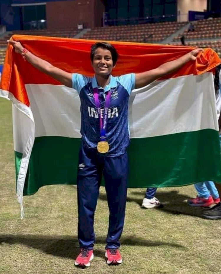 ভাৰতীয় মহিলা ক্ৰিকেট দলৰ হৈ স্বৰ্ণ জয়  বোকাখাতৰ উমা ছেত্ৰীৰ  : উৎফুল্লিত বোকাখাত : উমা ছেত্ৰীৰ লগতে স্থানীয় প্ৰশিক্ষক ৰাজা ৰহমান আৰু মেহবুব আলমকো অভিনন্দন  :