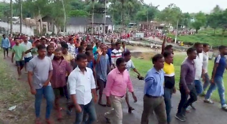 পূজাৰ আগতেই বিশ শতাংশ বোনাচ আদায় দিয়াৰ দাবীত বোকাখাতৰ বিহৰা চাহ বাগিচাত শ্ৰমিকৰ প্ৰতিবাদ :