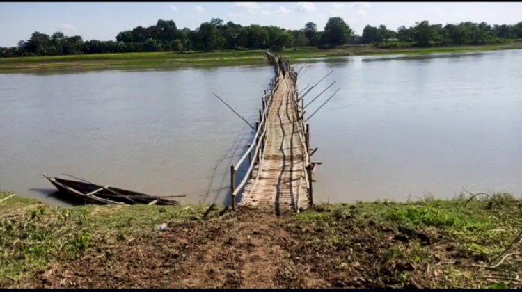 বোকাখাতৰ ঐতিহ্যমণ্ডিত নিকৰিঘাটৰ ধনশিৰি নদীৰ ওপৰত  বাঁহৰ দলং : গাঁঠিৰ ধন ভাঙি বাঁহৰ দলং সাঁজি অসাধ্য সাধিলে পদ্ম মেধিয়ে  : জনকল্যানৰ অপুৰ্ব নিদৰ্শন  :