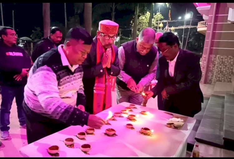 বোকাখাত মহকুমা সাংবাদিক সংস্থাৰ উদ্যোগত দেৰগাঁৱৰ পথ দুৰ্ঘটনাত নিহত সকলৰ প্ৰতি শ্ৰদ্ধাঞ্জলি : বন্তি প্ৰজ্বলন :