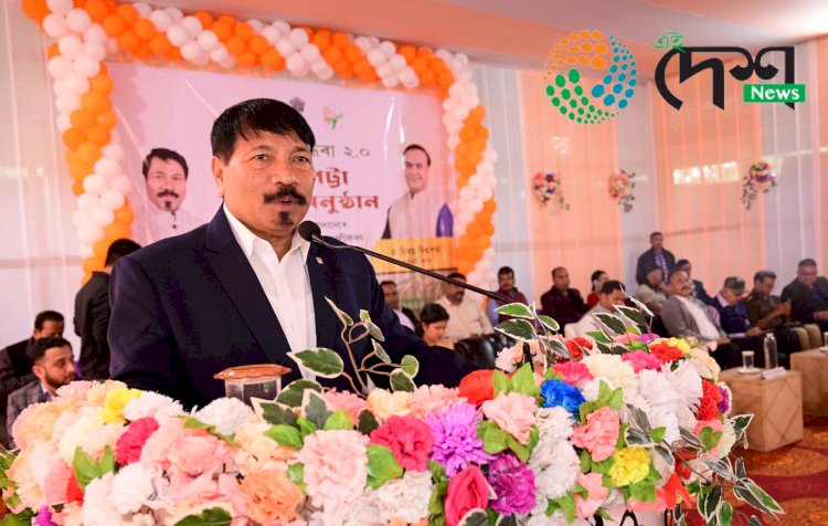 বোকাখাতত মিছন বসুন্ধৰা দ্বিতীয়ৰ মাটিৰ পট্টা প্ৰদান অনুষ্ঠান  : হিতাধিকাৰীক ভূমিৰ পট্টা প্ৰদান কৰে মন্ত্ৰী অতুল বৰাই  :